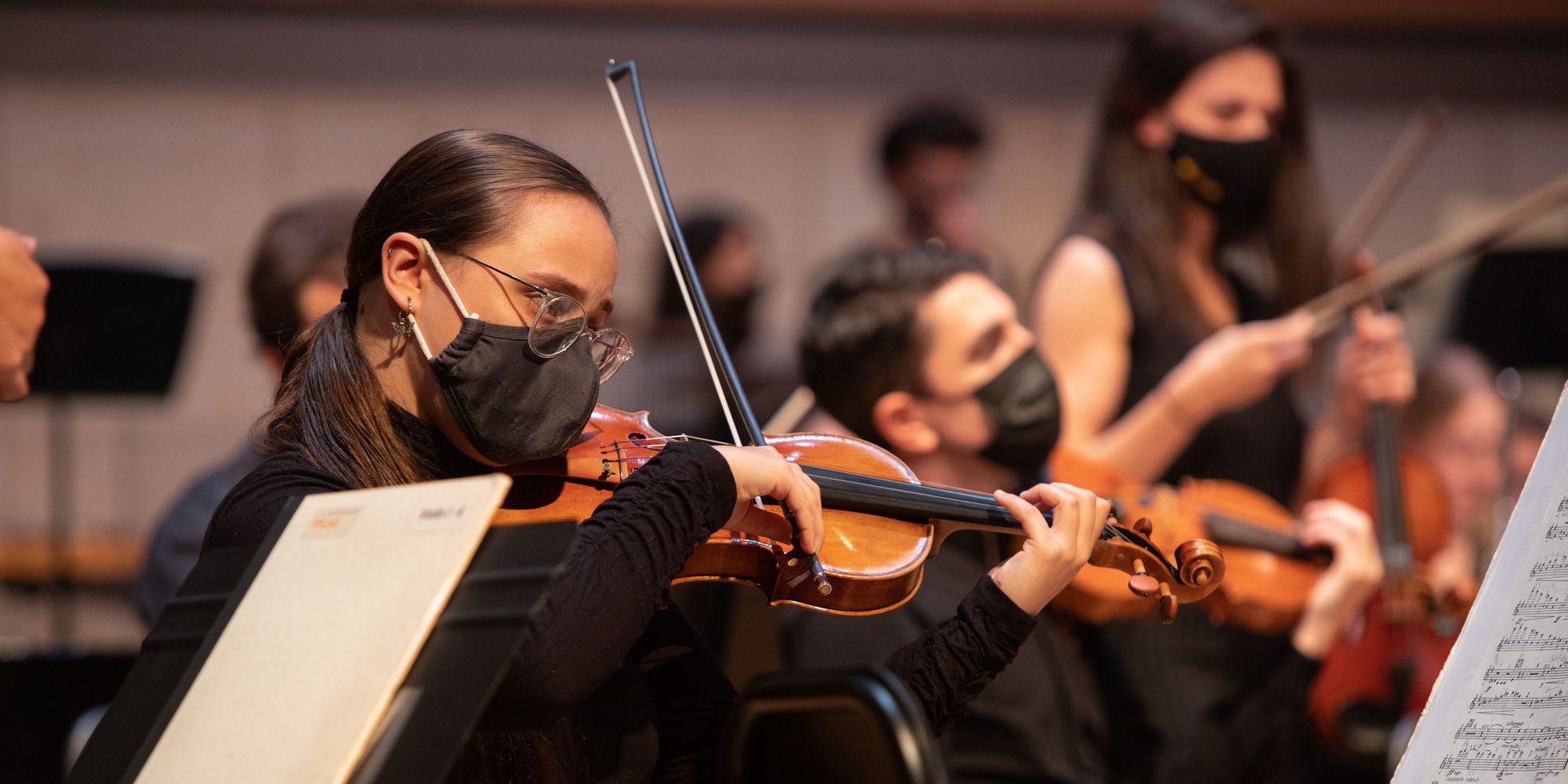 woman playing violin