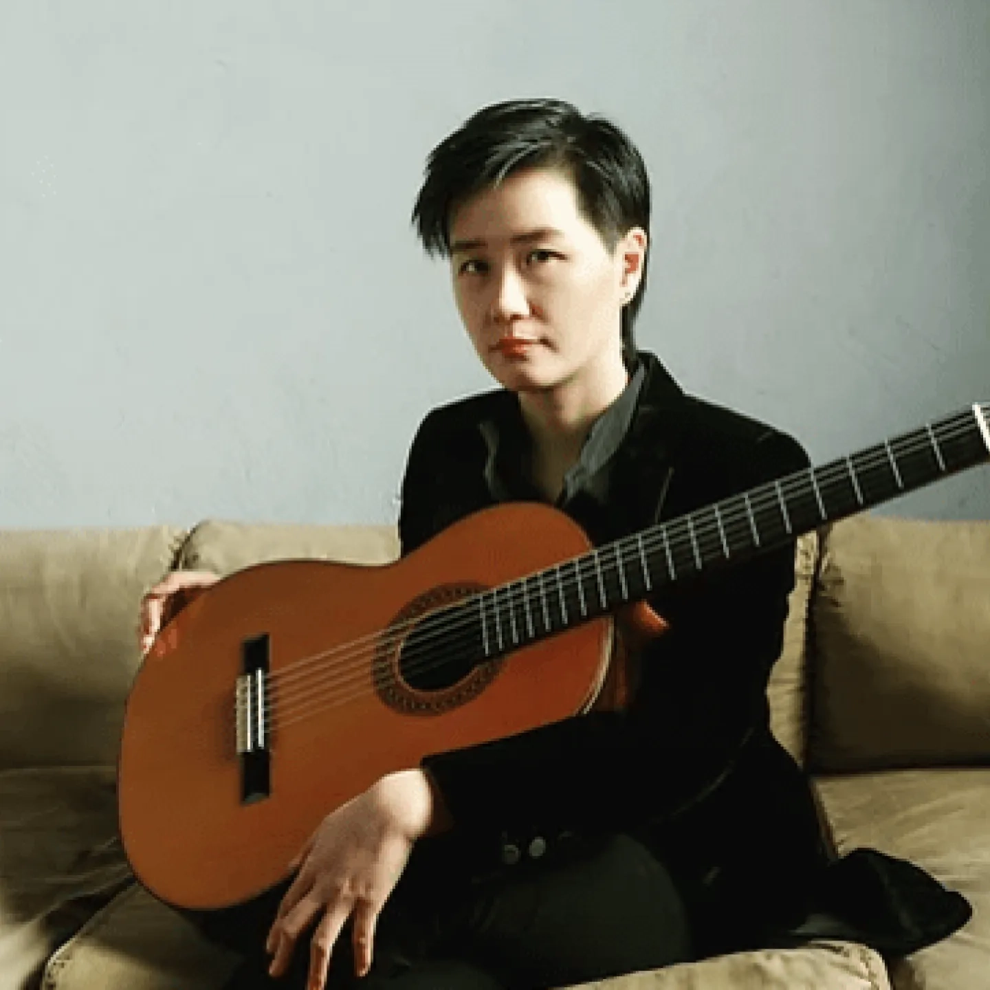 meng su with guitar