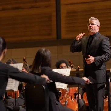 Edwin Outwater conducts the SFCM Orchestra.
