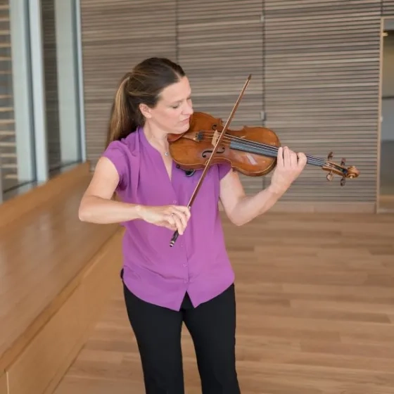 Cordula Merks playing violin