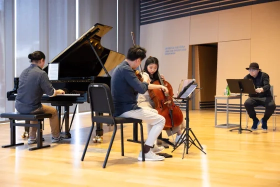 Michael Tilson Thomas coaches a chamber trio.