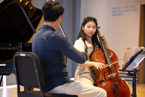 Yip-Wai Chow (left) and Alexandra Kim perform for Michael Tilson Thomas.