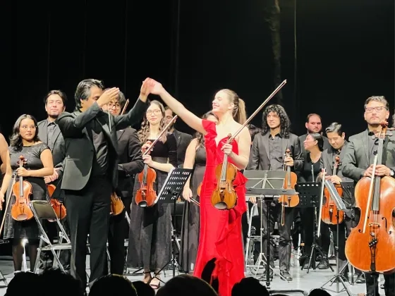 Ava Pakium performs in Mexico. 