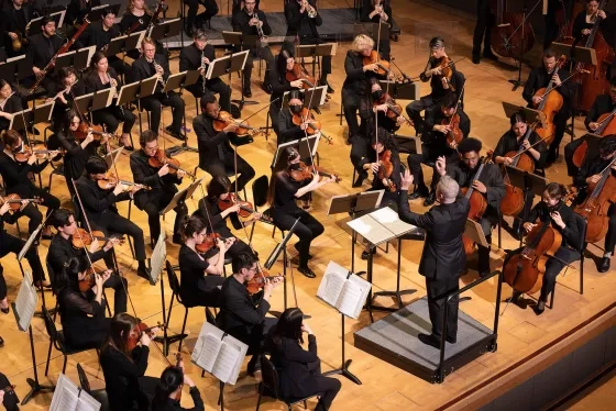 Edwin Outwater conducts the SFCM Orchestra.