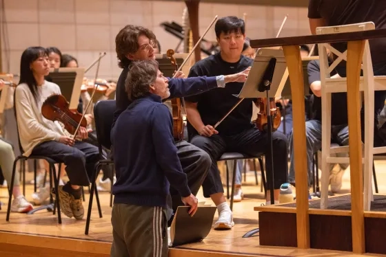 Steve Mackey works with a violinist on 'Urban Ocean.'