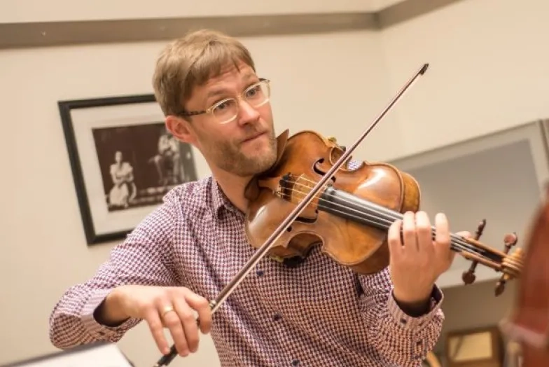 Jonathan Vinocour playing viola
