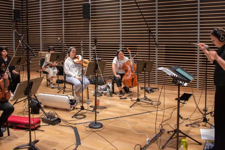 Dara Novoliantceva conducts students in Studio G