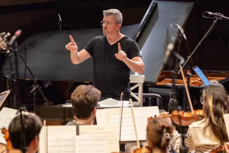 Edwin Outwater conducts the SFCM Orchestra.