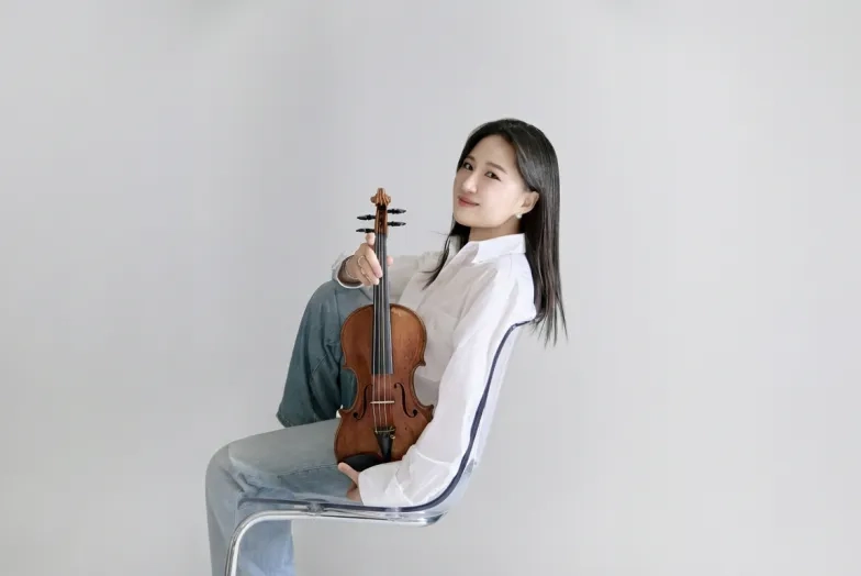 Jeeihn Kim holding violin