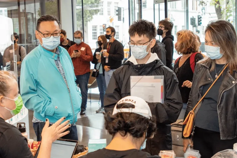 Oliver Wang ’24 and his parents at the check-in counter.