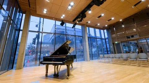 Cha Chi Ming with piano